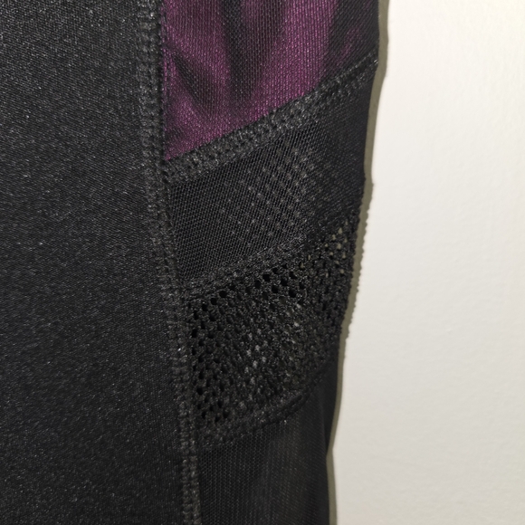 Nike Ladies Black and Fushia Leggings. With Mesh Sides And Pockets - Picture 15 of 15